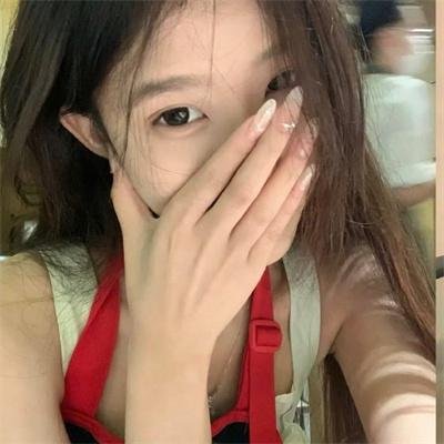 坐在酒吧里吃蛋糕